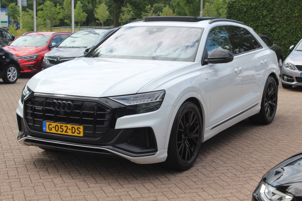 Audi Q8 55 TFSI quattro Pro Line Plus / Trekhaak / Panoramadak / 360Camera / Achterasbesturing / Softclose / 22'' / B&O / Sfeerverlichting / Dodehoek / DAB / Stoelverwarming / ACC