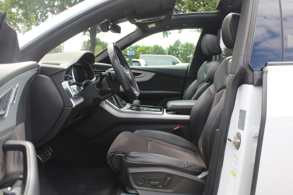 Audi Q8 55 TFSI quattro Pro Line Plus / Trekhaak / Panoramadak / 360Camera / Achterasbesturing / Softclose / 22'' / B&O / Sfeerverlichting / Dodehoek / DAB / Stoelverwarming / ACC