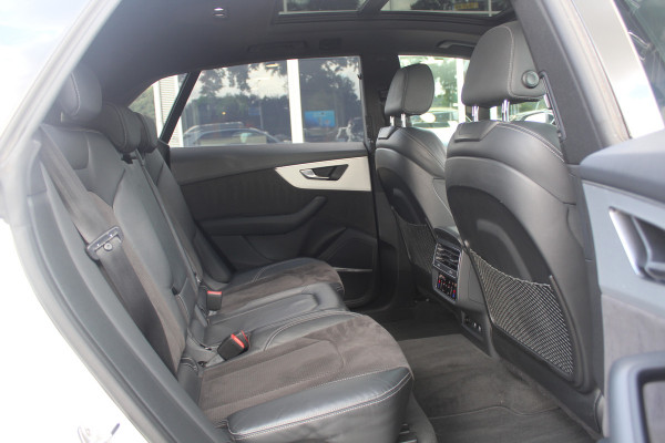 Audi Q8 55 TFSI quattro Pro Line Plus / Trekhaak / Panoramadak / 360Camera / Achterasbesturing / Softclose / 22'' / B&O / Sfeerverlichting / Dodehoek / DAB / Stoelverwarming / ACC