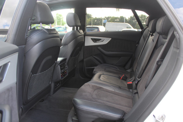 Audi Q8 55 TFSI quattro Pro Line Plus / Trekhaak / Panoramadak / 360Camera / Achterasbesturing / Softclose / 22'' / B&O / Sfeerverlichting / Dodehoek / DAB / Stoelverwarming / ACC