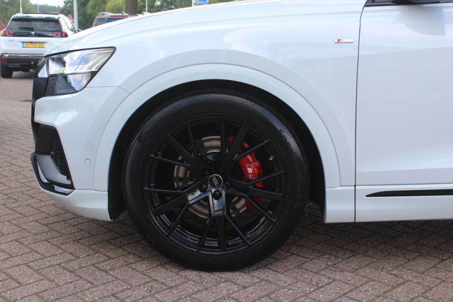 Audi Q8 55 TFSI quattro Pro Line Plus / Trekhaak / Panoramadak / 360Camera / Achterasbesturing / Softclose / 22'' / B&O / Sfeerverlichting / Dodehoek / DAB / Stoelverwarming / ACC