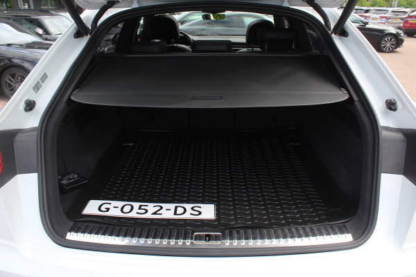 Audi Q8 55 TFSI quattro Pro Line Plus / Trekhaak / Panoramadak / 360Camera / Achterasbesturing / Softclose / 22'' / B&O / Sfeerverlichting / Dodehoek / DAB / Stoelverwarming / ACC