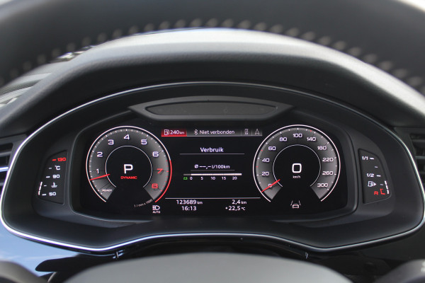 Audi Q8 55 TFSI quattro Pro Line Plus / Trekhaak / Panoramadak / 360Camera / Achterasbesturing / Softclose / 22'' / B&O / Sfeerverlichting / Dodehoek / DAB / Stoelverwarming / ACC