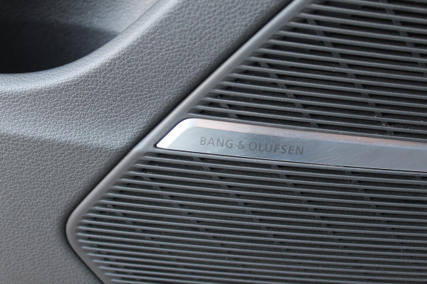 Audi Q8 55 TFSI quattro Pro Line Plus / Trekhaak / Panoramadak / 360Camera / Achterasbesturing / Softclose / 22'' / B&O / Sfeerverlichting / Dodehoek / DAB / Stoelverwarming / ACC