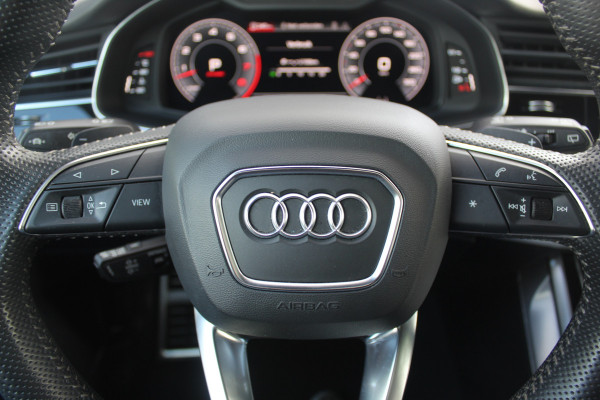 Audi Q8 55 TFSI quattro Pro Line Plus / Trekhaak / Panoramadak / 360Camera / Achterasbesturing / Softclose / 22'' / B&O / Sfeerverlichting / Dodehoek / DAB / Stoelverwarming / ACC