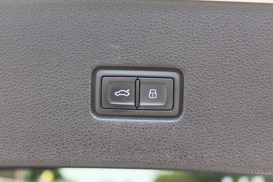 Audi Q8 55 TFSI quattro Pro Line Plus / Trekhaak / Panoramadak / 360Camera / Achterasbesturing / Softclose / 22'' / B&O / Sfeerverlichting / Dodehoek / DAB / Stoelverwarming / ACC