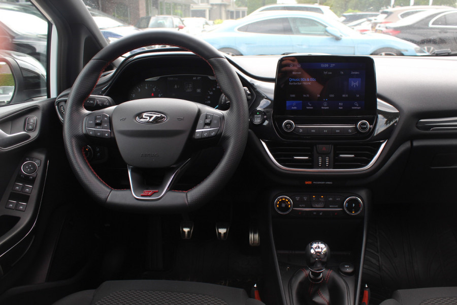 Ford Fiesta 1.0 EcoBoost ST-Line X / Panoramadak / Navigatie / Full LED / 17'' / Keyless / Stuur+stoelverwarming / Parkeerhulp achter / DAB / Cruise Control
