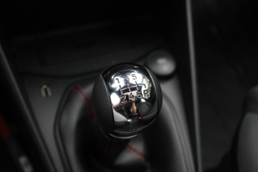 Ford Fiesta 1.0 EcoBoost ST-Line X / Panoramadak / Navigatie / Full LED / 17'' / Keyless / Stuur+stoelverwarming / Parkeerhulp achter / DAB / Cruise Control