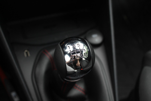 Ford Fiesta 1.0 EcoBoost ST-Line X / Panoramadak / Navigatie / Full LED / 17'' / Keyless / Stuur+stoelverwarming / Parkeerhulp achter / DAB / Cruise Control