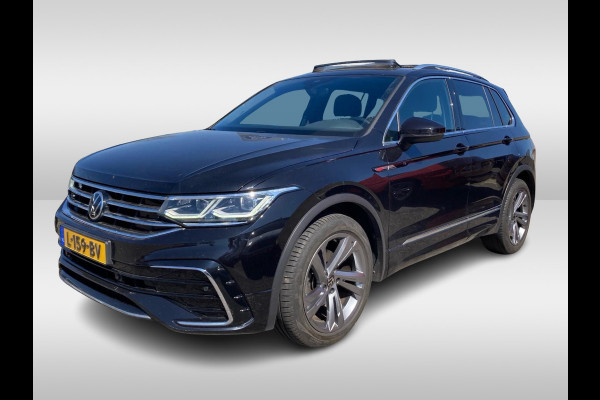 Volkswagen Tiguan 1.5 TSI R-Line / NL Auto! / Trekhaak / Panoramadak / Camera / Keyless / 19'' / CarPlay / Navigatie / DAB / ACC