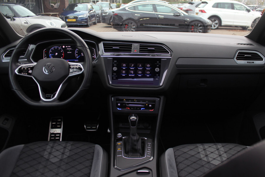 Volkswagen Tiguan 1.5 TSI R-Line / NL Auto! / Trekhaak / Panoramadak / Camera / Keyless / 19'' / CarPlay / Navigatie / DAB / ACC