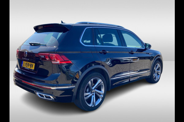 Volkswagen Tiguan 1.5 TSI R-Line / NL Auto! / Trekhaak / Panoramadak / Camera / Keyless / 19'' / CarPlay / Navigatie / DAB / ACC