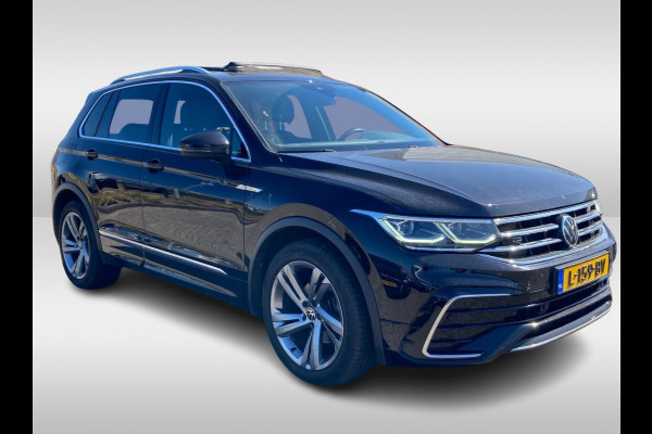 Volkswagen Tiguan 1.5 TSI R-Line / NL Auto! / Trekhaak / Panoramadak / Camera / Keyless / 19'' / CarPlay / Navigatie / DAB / ACC