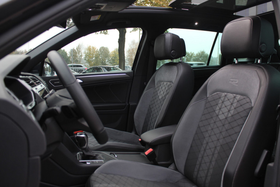 Volkswagen Tiguan 1.5 TSI R-Line / NL Auto! / Trekhaak / Panoramadak / Camera / Keyless / 19'' / CarPlay / Navigatie / DAB / ACC