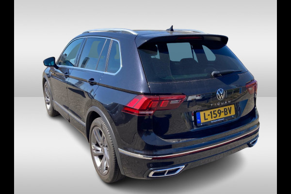 Volkswagen Tiguan 1.5 TSI R-Line / NL Auto! / Trekhaak / Panoramadak / Camera / Keyless / 19'' / CarPlay / Navigatie / DAB / ACC