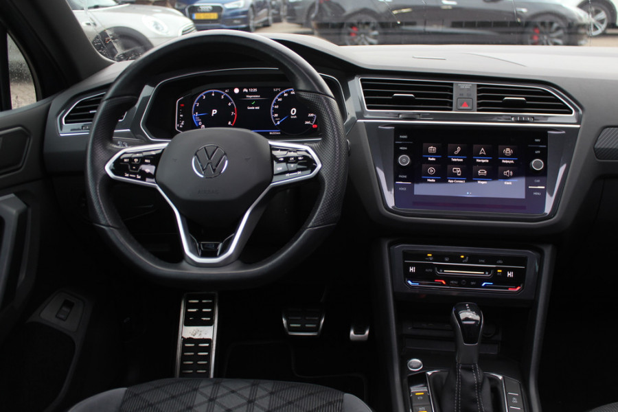 Volkswagen Tiguan 1.5 TSI R-Line / NL Auto! / Trekhaak / Panoramadak / Camera / Keyless / 19'' / CarPlay / Navigatie / DAB / ACC