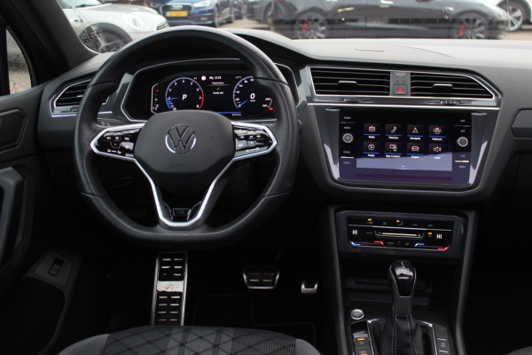 Volkswagen Tiguan 1.5 TSI R-Line / NL Auto! / Trekhaak / Panoramadak / Camera / Keyless / 19'' / CarPlay / Navigatie / DAB / ACC