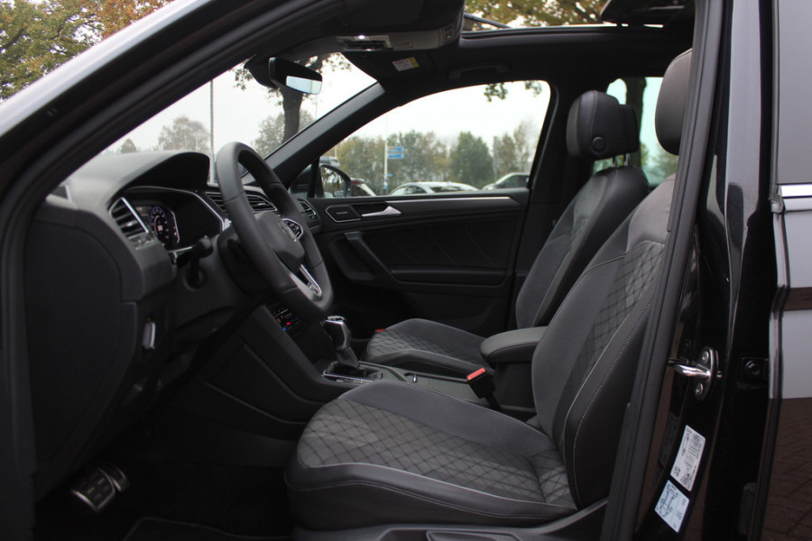 Volkswagen Tiguan 1.5 TSI R-Line / NL Auto! / Trekhaak / Panoramadak / Camera / Keyless / 19'' / CarPlay / Navigatie / DAB / ACC