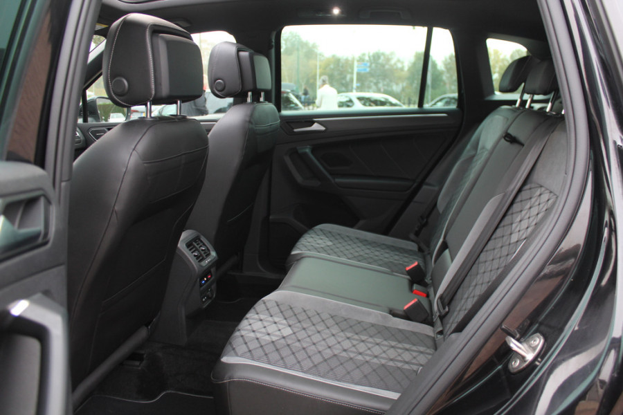 Volkswagen Tiguan 1.5 TSI R-Line / NL Auto! / Trekhaak / Panoramadak / Camera / Keyless / 19'' / CarPlay / Navigatie / DAB / ACC