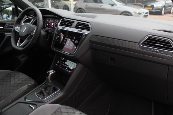 Volkswagen Tiguan 1.5 TSI R-Line / NL Auto! / Trekhaak / Panoramadak / Camera / Keyless / 19'' / CarPlay / Navigatie / DAB / ACC