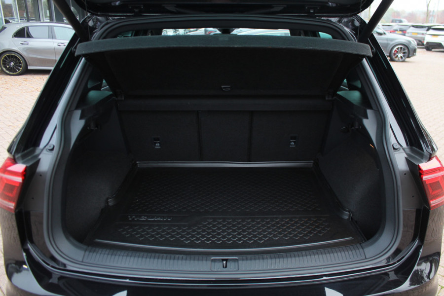 Volkswagen Tiguan 1.5 TSI R-Line / NL Auto! / Trekhaak / Panoramadak / Camera / Keyless / 19'' / CarPlay / Navigatie / DAB / ACC