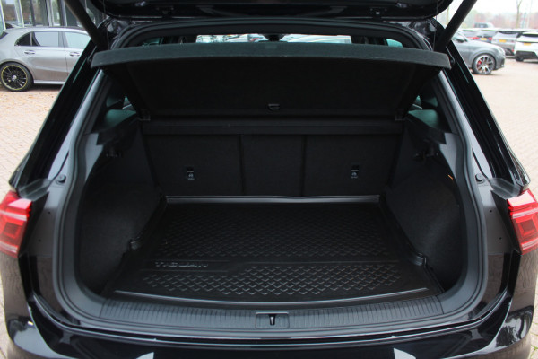 Volkswagen Tiguan 1.5 TSI R-Line / NL Auto! / Trekhaak / Panoramadak / Camera / Keyless / 19'' / CarPlay / Navigatie / DAB / ACC
