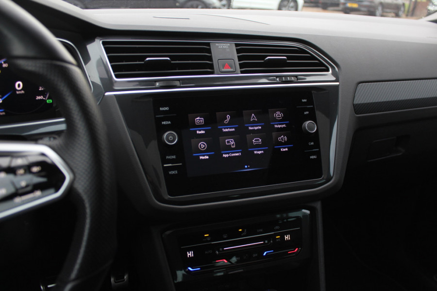 Volkswagen Tiguan 1.5 TSI R-Line / NL Auto! / Trekhaak / Panoramadak / Camera / Keyless / 19'' / CarPlay / Navigatie / DAB / ACC