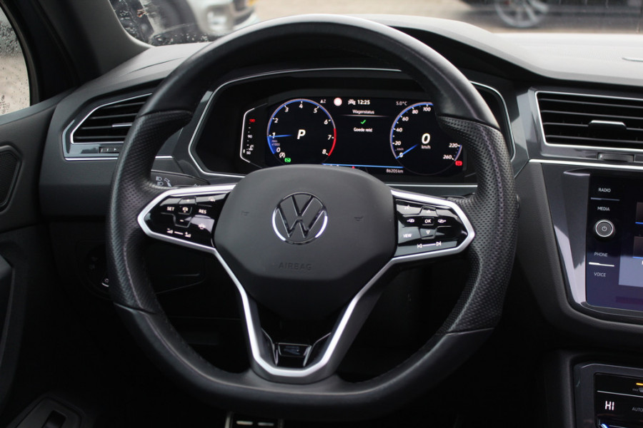 Volkswagen Tiguan 1.5 TSI R-Line / NL Auto! / Trekhaak / Panoramadak / Camera / Keyless / 19'' / CarPlay / Navigatie / DAB / ACC