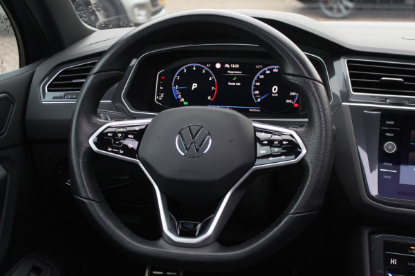 Volkswagen Tiguan 1.5 TSI R-Line / NL Auto! / Trekhaak / Panoramadak / Camera / Keyless / 19'' / CarPlay / Navigatie / DAB / ACC