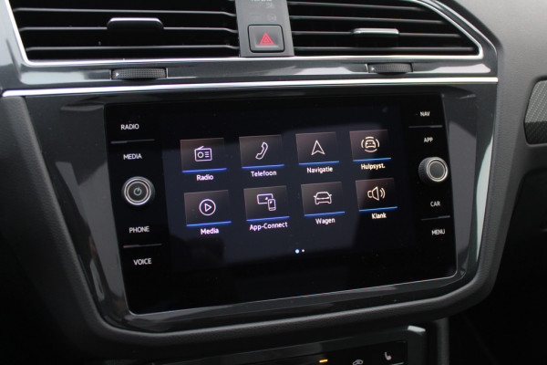 Volkswagen Tiguan 1.5 TSI R-Line / NL Auto! / Trekhaak / Panoramadak / Camera / Keyless / 19'' / CarPlay / Navigatie / DAB / ACC