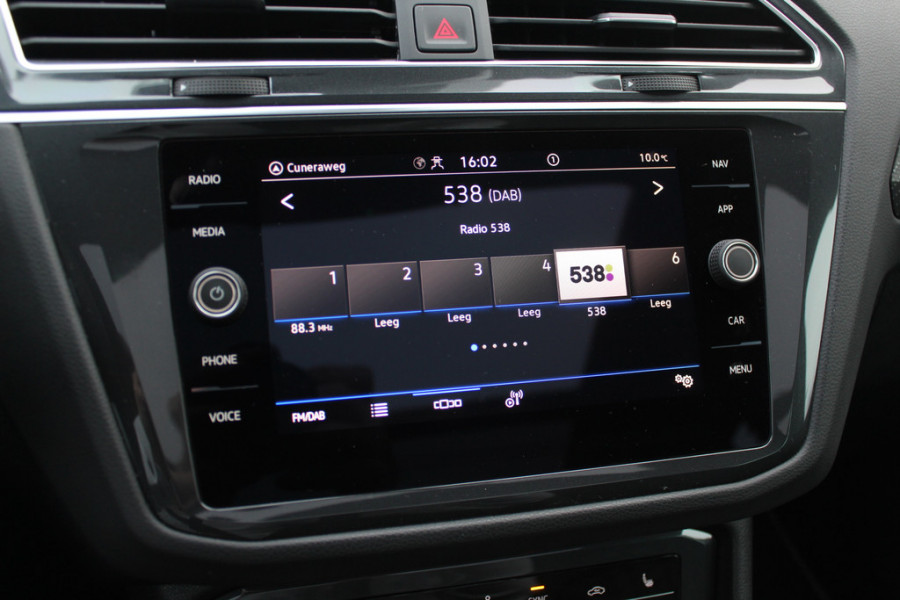 Volkswagen Tiguan 1.5 TSI R-Line / NL Auto! / Trekhaak / Panoramadak / Camera / Keyless / 19'' / CarPlay / Navigatie / DAB / ACC