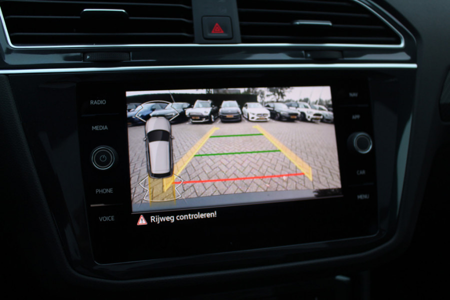 Volkswagen Tiguan 1.5 TSI R-Line / NL Auto! / Trekhaak / Panoramadak / Camera / Keyless / 19'' / CarPlay / Navigatie / DAB / ACC