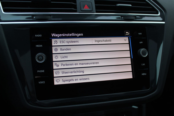 Volkswagen Tiguan 1.5 TSI R-Line / NL Auto! / Trekhaak / Panoramadak / Camera / Keyless / 19'' / CarPlay / Navigatie / DAB / ACC