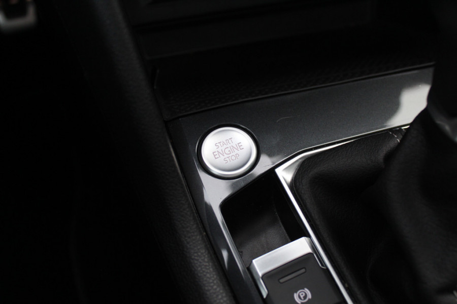 Volkswagen Tiguan 1.5 TSI R-Line / NL Auto! / Trekhaak / Panoramadak / Camera / Keyless / 19'' / CarPlay / Navigatie / DAB / ACC