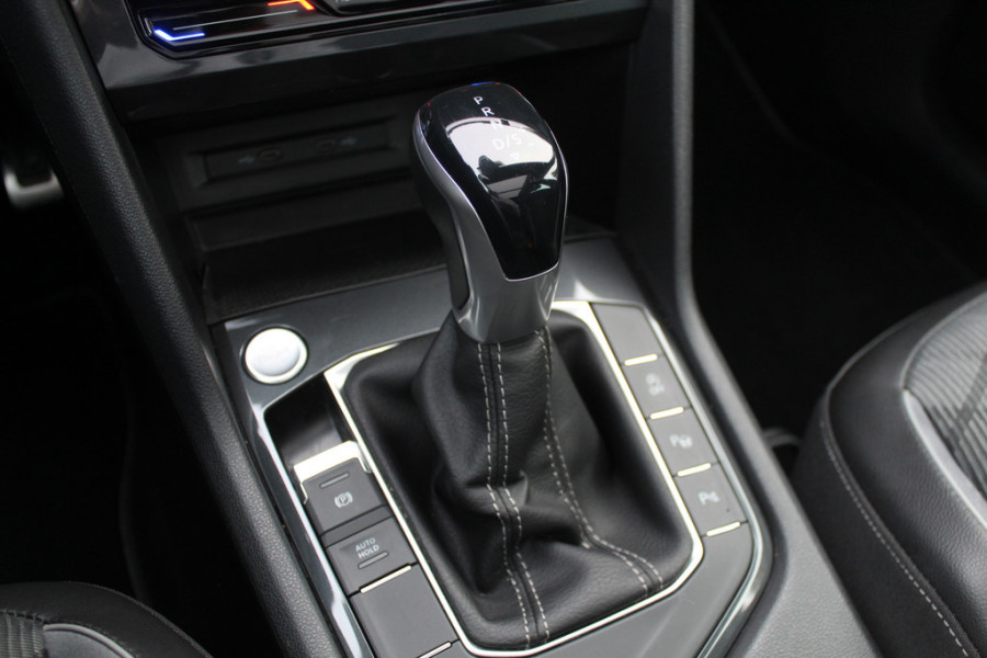 Volkswagen Tiguan 1.5 TSI R-Line / NL Auto! / Trekhaak / Panoramadak / Camera / Keyless / 19'' / CarPlay / Navigatie / DAB / ACC