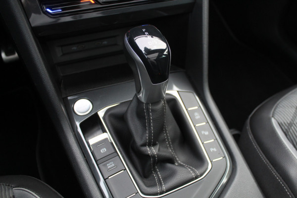 Volkswagen Tiguan 1.5 TSI R-Line / NL Auto! / Trekhaak / Panoramadak / Camera / Keyless / 19'' / CarPlay / Navigatie / DAB / ACC