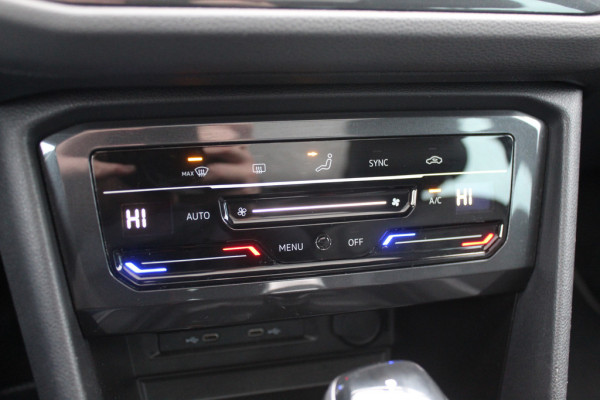 Volkswagen Tiguan 1.5 TSI R-Line / NL Auto! / Trekhaak / Panoramadak / Camera / Keyless / 19'' / CarPlay / Navigatie / DAB / ACC