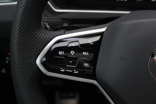 Volkswagen Tiguan 1.5 TSI R-Line / NL Auto! / Trekhaak / Panoramadak / Camera / Keyless / 19'' / CarPlay / Navigatie / DAB / ACC