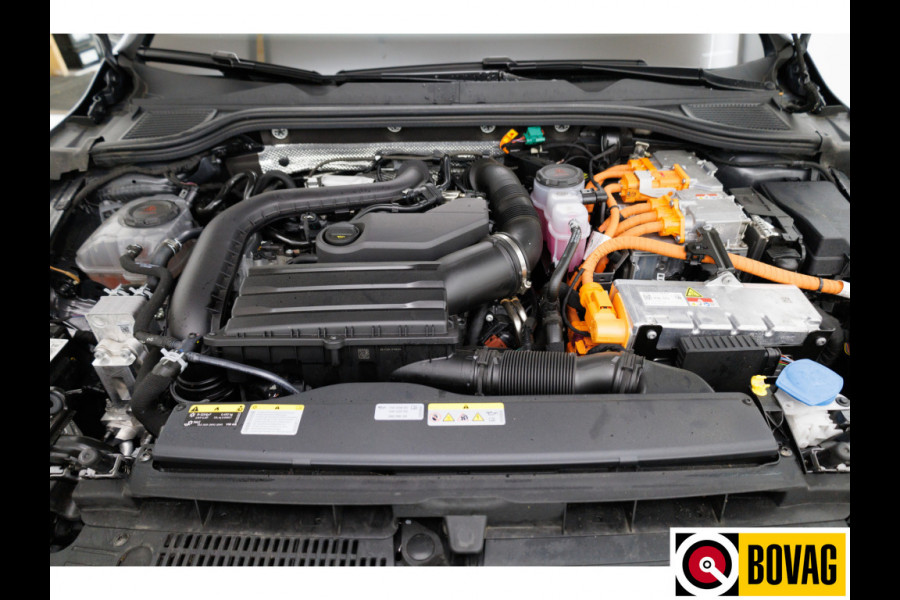 Volkswagen Golf 1.5 eHybrid GTE Black 272 PK automaat | IQ Led | Elec. trekhaak | Headup | Stoel- & stuurverw. | PDC V + A, Camera, App. connect, Navigatie, 131 KM actieradius (WLTP)