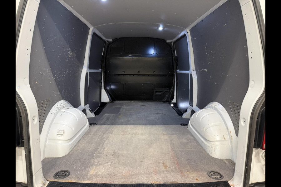 Volkswagen Transporter 2.0 TDI L2H1 30 Comfortline Airco Navi Trekhaak 2X schuifdeur Stoelverwarming Adaptieve Cruise Control