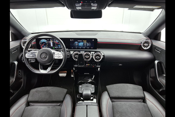 Mercedes-Benz CLA-Klasse Shooting Brake 250 e Business Solution AMG Limited 5 spaaks lichtmetalen velgen | MBUX wide screen | Navigatie | Parking support met camera achter | Inclusief 24 maanden MB Certified garantie voor Europa.