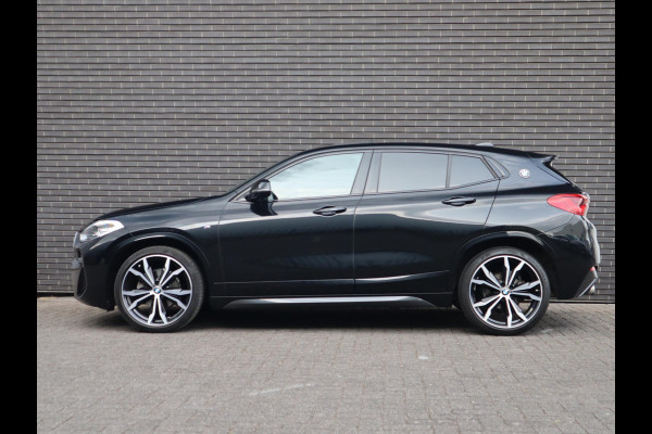 BMW X2 sDrive18i High Executive M Sport Pakket Automaat / Navigatiesysteem Plus / Panoramadak / 19 Inch / Hifi / LED / Head-Up Display / Achteruitrijcamera / Shadow Line / M Sportstoelen
