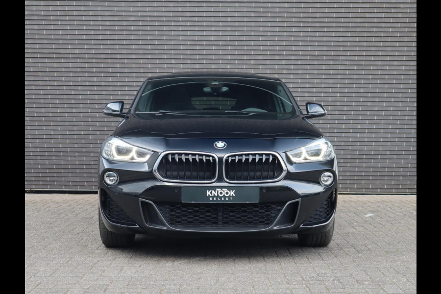 BMW X2 sDrive18i High Executive M Sport Pakket Automaat / Navigatiesysteem Plus / Panoramadak / 19 Inch / Hifi / LED / Head-Up Display / Achteruitrijcamera / Shadow Line / M Sportstoelen