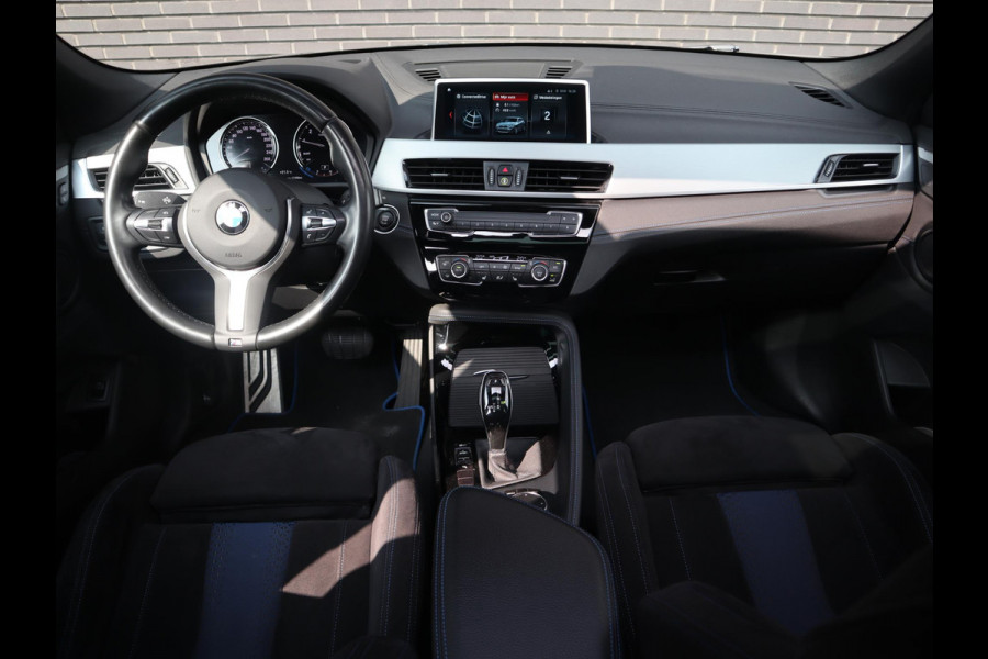 BMW X2 sDrive18i High Executive M Sport Pakket Automaat / Navigatiesysteem Plus / Panoramadak / 19 Inch / Hifi / LED / Head-Up Display / Achteruitrijcamera / Shadow Line / M Sportstoelen