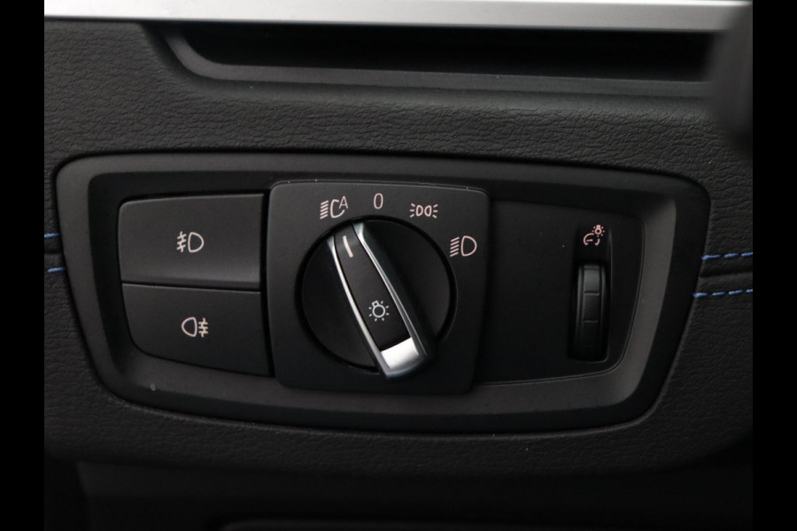 BMW X2 sDrive18i High Executive M Sport Pakket Automaat / Navigatiesysteem Plus / Panoramadak / 19 Inch / Hifi / LED / Head-Up Display / Achteruitrijcamera / Shadow Line / M Sportstoelen