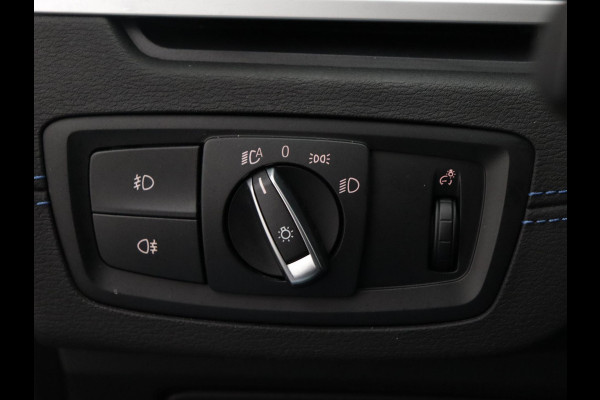 BMW X2 sDrive18i High Executive M Sport Pakket Automaat / Navigatiesysteem Plus / Panoramadak / 19 Inch / Hifi / LED / Head-Up Display / Achteruitrijcamera / Shadow Line / M Sportstoelen