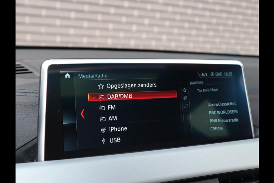 BMW X2 sDrive18i High Executive M Sport Pakket Automaat / Navigatiesysteem Plus / Panoramadak / 19 Inch / Hifi / LED / Head-Up Display / Achteruitrijcamera / Shadow Line / M Sportstoelen