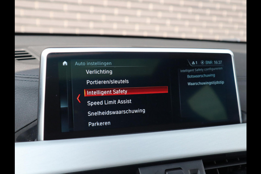 BMW X2 sDrive18i High Executive M Sport Pakket Automaat / Navigatiesysteem Plus / Panoramadak / 19 Inch / Hifi / LED / Head-Up Display / Achteruitrijcamera / Shadow Line / M Sportstoelen