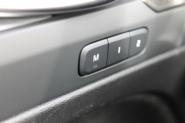 Volvo XC40 2.0 B4 Plus Dark Google Infotainment / Semi elektrisch wegklapbare trekhaak / Verwarmbare voorruit / Harman Kardon Audio installatie / Elektrisch bedienbare voorstoelen