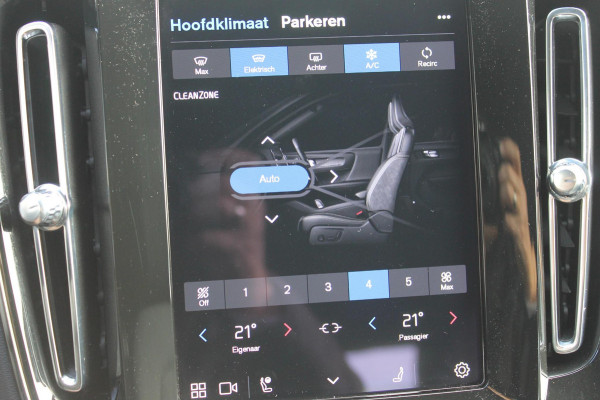 Volvo XC40 2.0 B4 Plus Dark Google Infotainment / Semi elektrisch wegklapbare trekhaak / Verwarmbare voorruit / Harman Kardon Audio installatie / Elektrisch bedienbare voorstoelen